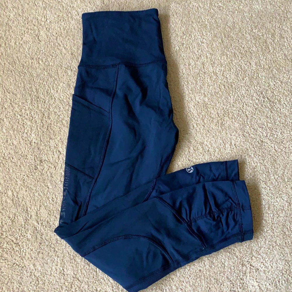 Lululemon size 4 Navy Fast and Free crop with mesh